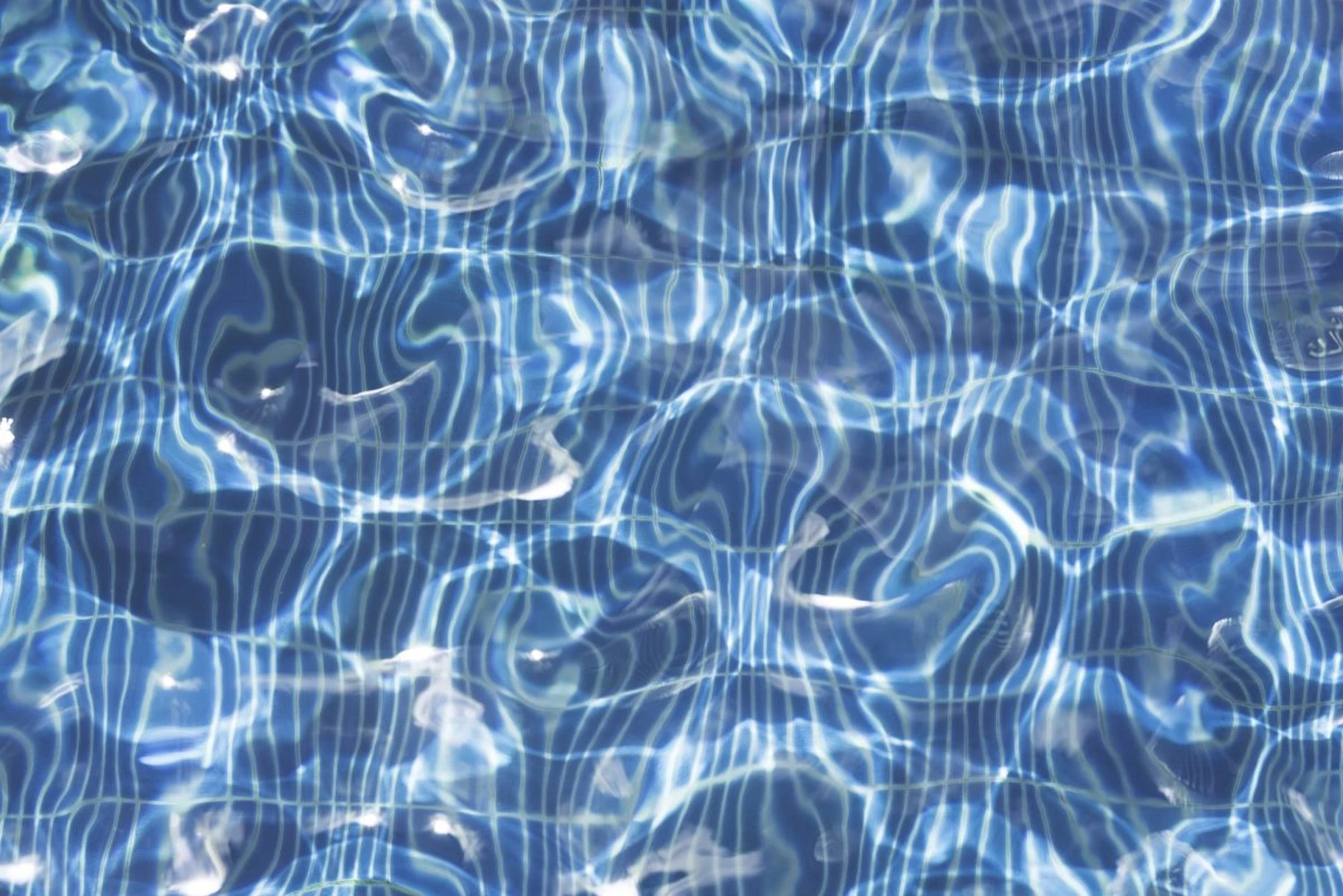 Wasser auf der Oberfläche der blauen und weißen Streifen