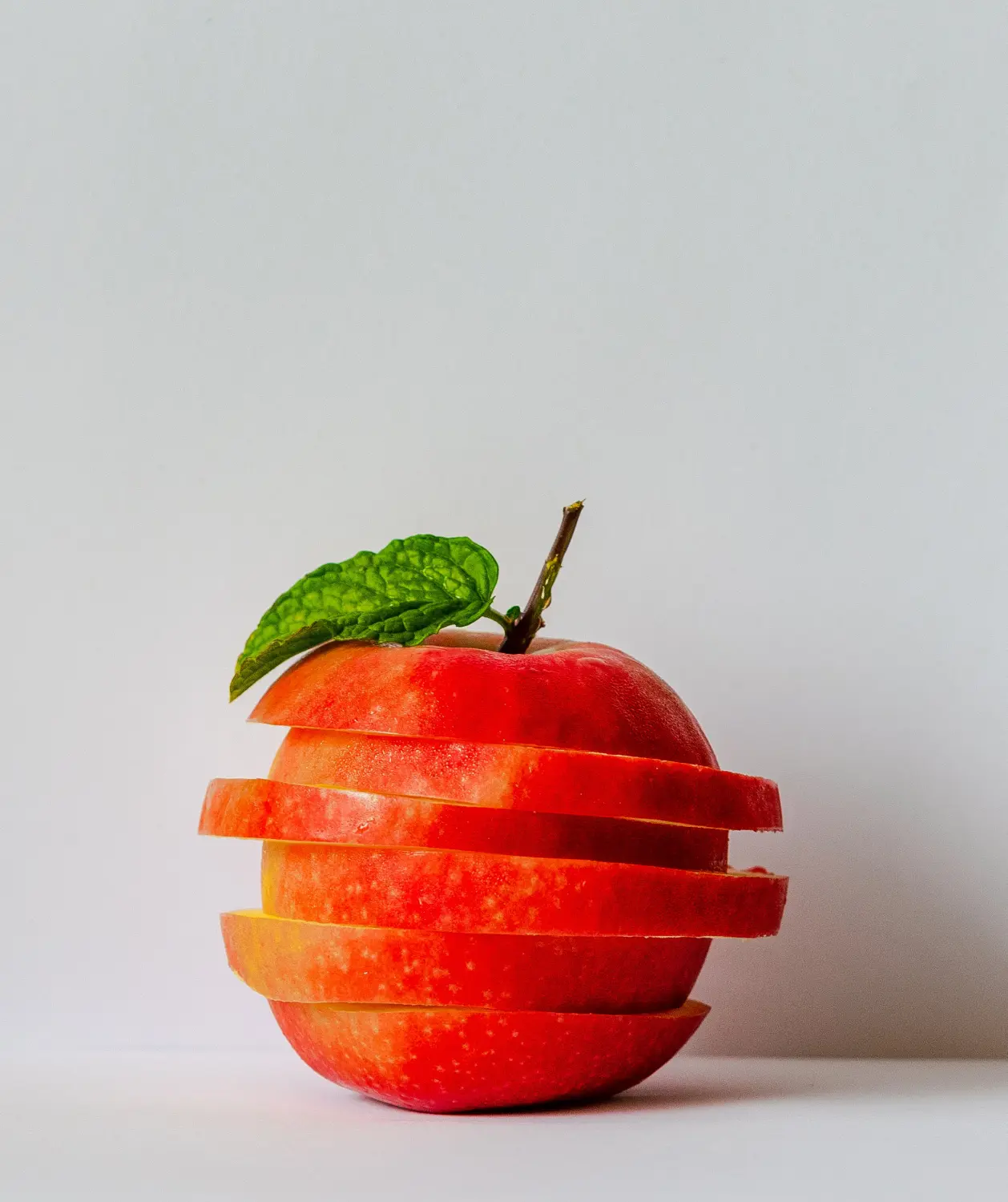 Geschnittener roter Apfel auf weißem Hintergrund